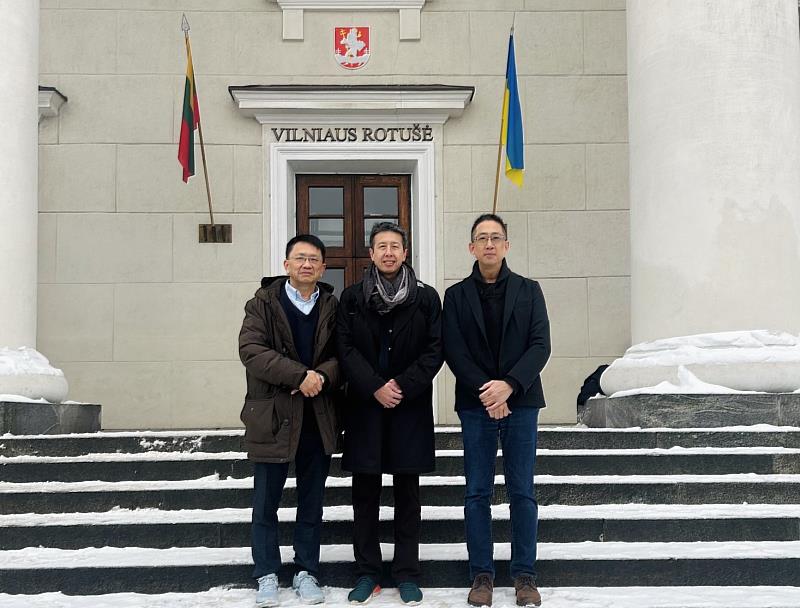 東海政治系張峻豪主任（右1）指出，歐洲回歸現實主義，台灣也應調整外交策略。