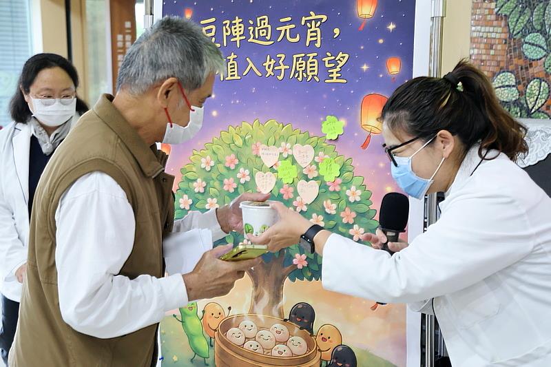活動現場發送暖呼呼的現煮湯圓，短短半小時便索取一空，更有民眾表示：「以前覺得吃素很難，但今天聽了營養師分享，才知道吃豆子有益心臟，還能保護地球！」