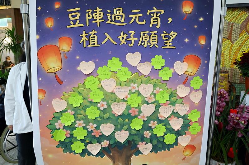 現場邀請民眾填寫問卷，並在許願牆貼上「支持茹素」的便利貼，大家參與踴躍。