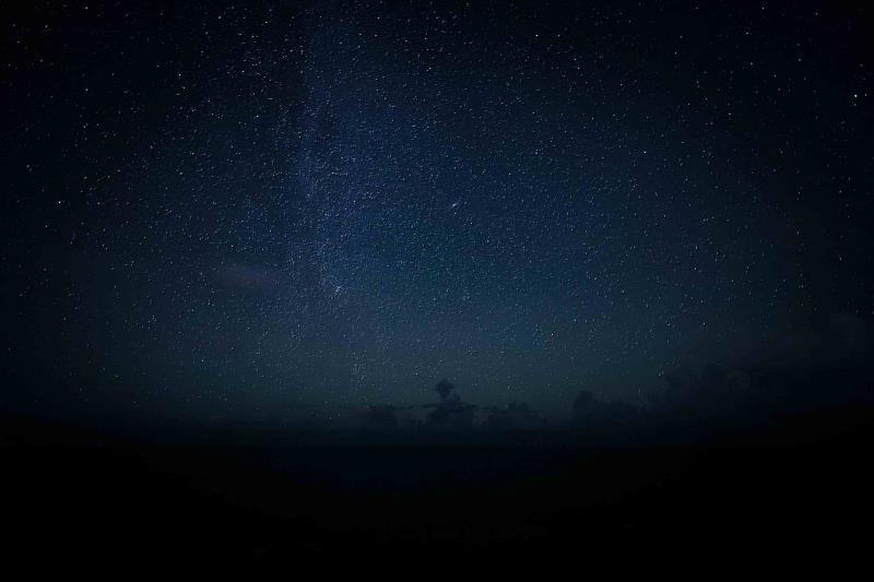 宮古島夜空在無光害的襯托下呈現滿天星斗，展現島嶼靜謐的自然風光。