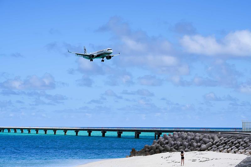 宮古島以湛藍海色與遼闊天際聞名，其中位於下地島機場周邊的「17END」更是攝影愛好者心中的經典拍攝地點。