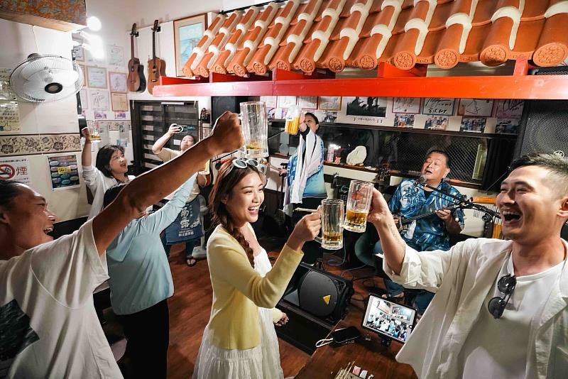 宮古島三線居酒屋讓旅客近距離體驗沖繩群島的傳統音樂與熱情風情。