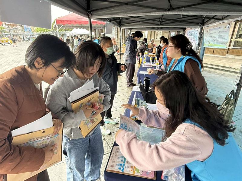 衛生局對民眾進行定期篩檢腸保健康宣導。