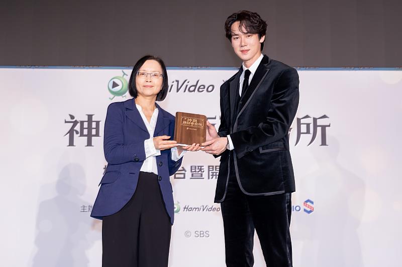 中華電信個人家庭分公司副總經理陳淑玲（左）於3日Hami Video獨家韓劇《神與律師事務所》開播記者會，致贈柳演錫（右）象徵劇中律師身份的「書燈」小禮。