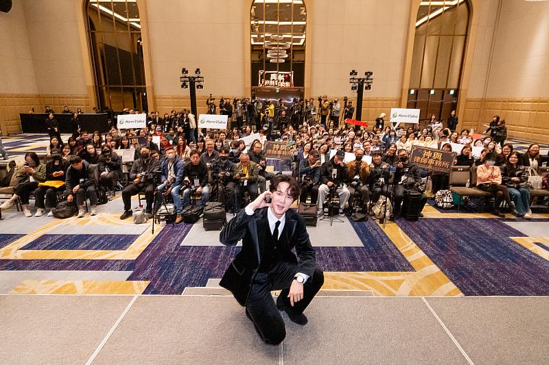 中華電信邀請《神與律師事務所》男主角柳演錫來台宣傳，與現場50位幸運粉絲大合照，該劇3月13日將於Hami Video獨家播出。