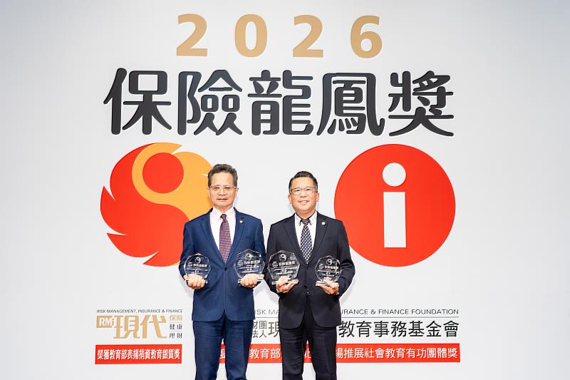 中國信託榮獲保險龍鳳獎4大奬，台灣人壽林彥成副總經理、中國信託產險陳正煌總經理代表出席領獎。／台灣人壽提供