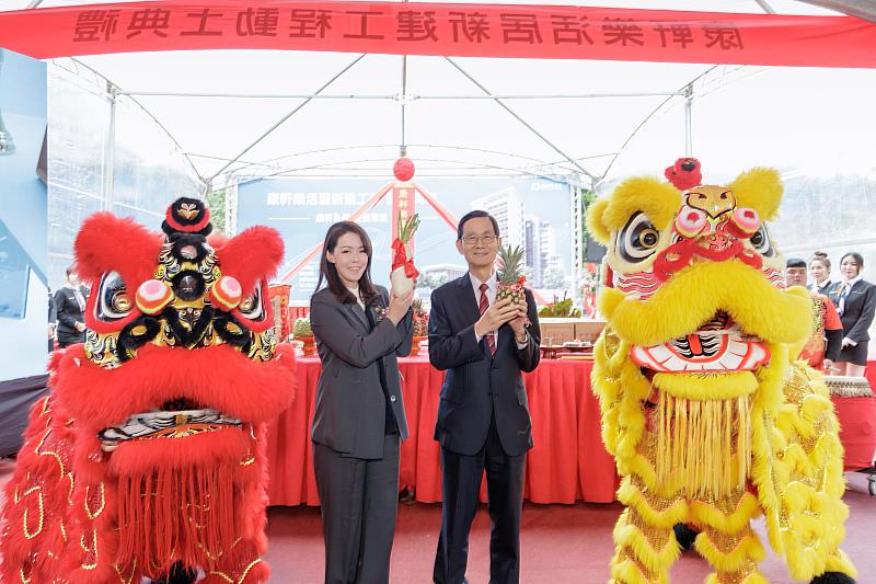 高虹安市長獻上好彩頭祝福「康軒樂活居」。