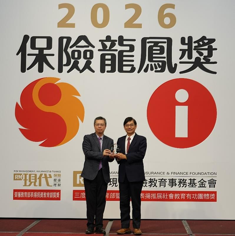 中華郵政公司榮獲2026保險龍鳳獎「內勤組特優」及「外勤組優等」2獎項殊榮,由副總經理鄭至能(右)代表領獎,接受金管會保險局副局長蔡火炎頒獎。/中華郵政提供