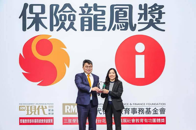 法巴人壽再度榮獲保險龍鳳獎，由總經理黃宥甄代表領獎。
