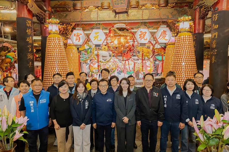 市長高虹安及與會長官及貴賓至都城隍廟參拜。