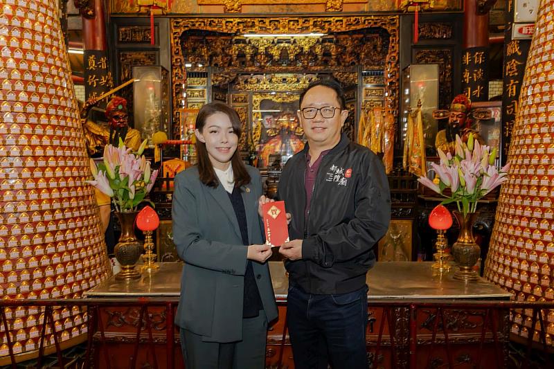 市長高虹安添香油錢予新竹都城隍廟管理人鄭來聖。