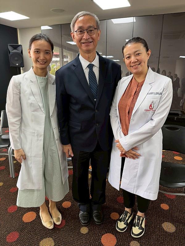 因新南向計畫，菲律賓與花蓮慈院合作，送醫師到花蓮慈濟醫院訓練。圖為負責國際醫療業務的李啟誠副院長，與來自菲律賓接受訓練的中醫師（左）與一般外科醫師（右）合影。