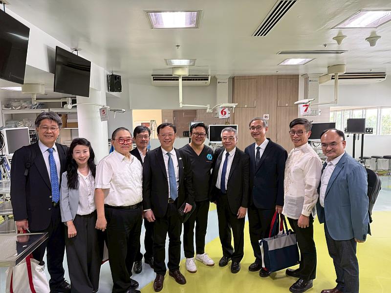花蓮慈濟醫院李啟誠副院長(左7)邀請衛福部石崇良部長(左10)參觀菲律賓慈濟志業園區所設眼科中心。