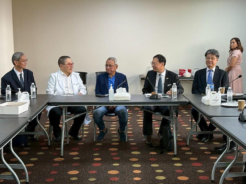 衛福部石崇良部長受花蓮慈濟邀請，訪問菲律賓Cardinal Santos Medical Center，了解當地醫療機構和台灣醫療的合作現況，與院方相談甚歡。左起：花蓮慈濟醫院李啟誠副院長、Cardinal Santos Medical Center院長Dr. Antonio S. Say、執行長Raul C. Pagdanganan、石崇良部長、萬芳醫院江振源研發副院長。