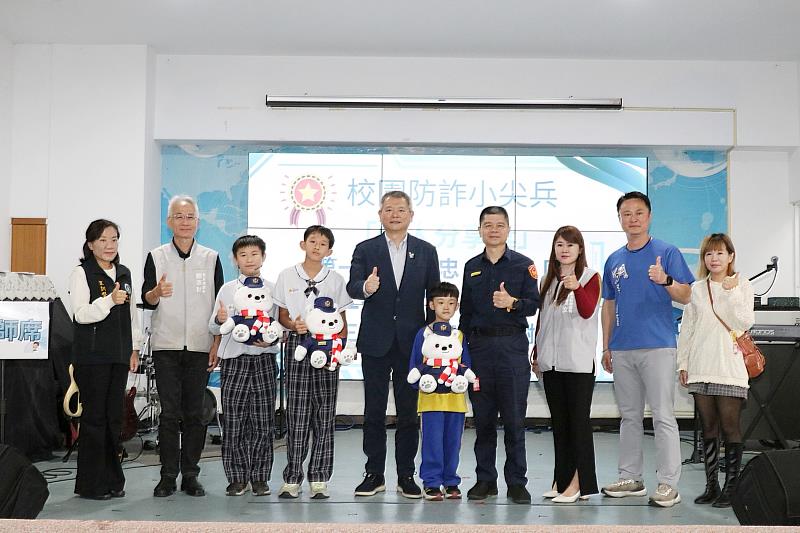 林瑞彥副市長頒獎給校園防詐小尖兵。