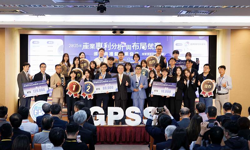 廖承威局長（中間）與2025年產業專利分析與布局競賽得獎團隊合照。圖片來源：經濟部智慧財產局