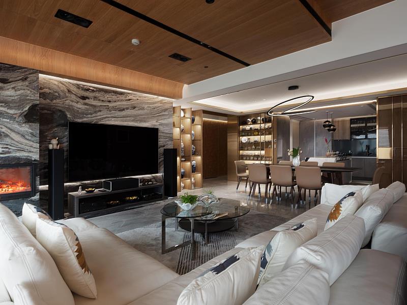 《The Artistic Void》客廳區域以大型花紋石材電視主牆結合精緻木質天花板設計，勾勒出溫潤而層次分明的場域氛圍。（照片/校方提供）