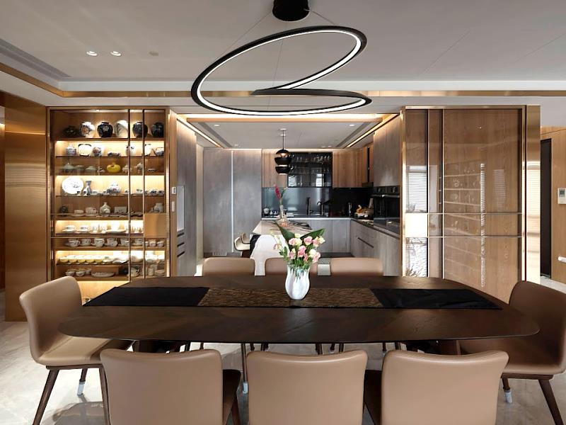 《The Artistic Void》核心的餐廳空間，以深色木質長桌為主角，搭配圓形吊燈形成視覺平衡。（照片/校方提供）