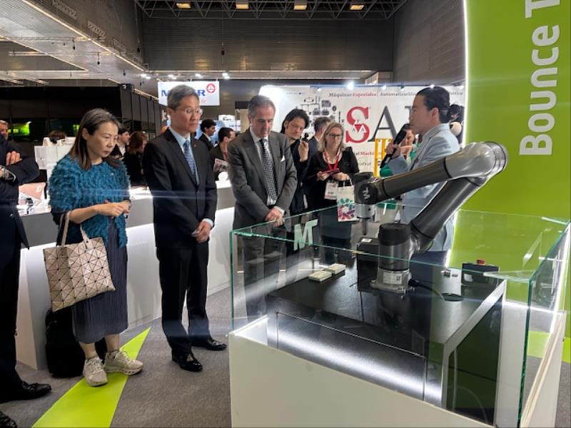 張副代表自信參觀業者參展商品。