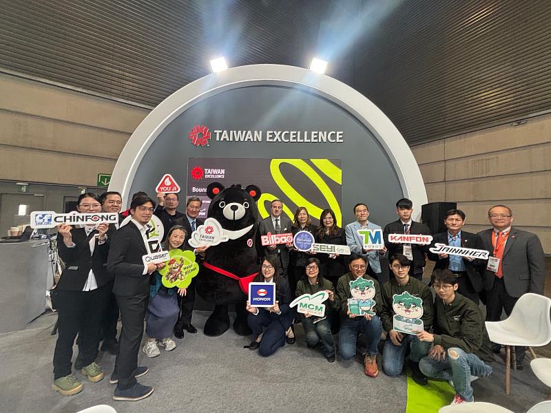 駐西班牙代表處副代表張自信出席2026西班牙工具機雙年展台灣精品館開幕