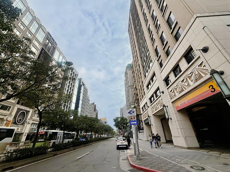 以東門常見獨立套房依不同條件，租金每月約2.5萬至2.8萬元計算，6年下來租金純支出就超過180萬元，入學後也不得隨意遷出。