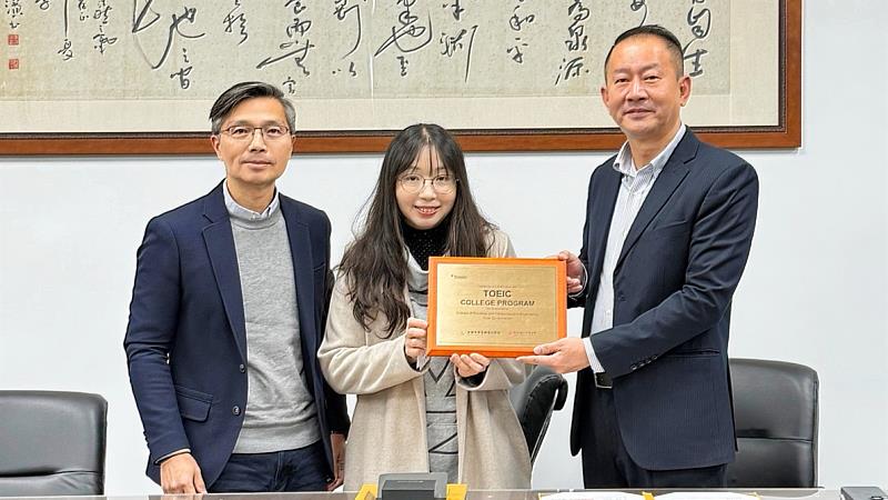 元智電通學院院長陳敦裕（左）、雙語教學推動資源中心主任阮于珊（中）與忠欣公司行銷中心經理黃文仲（右），攜手開啟「TOEIC榮譽學院」合作新篇章。