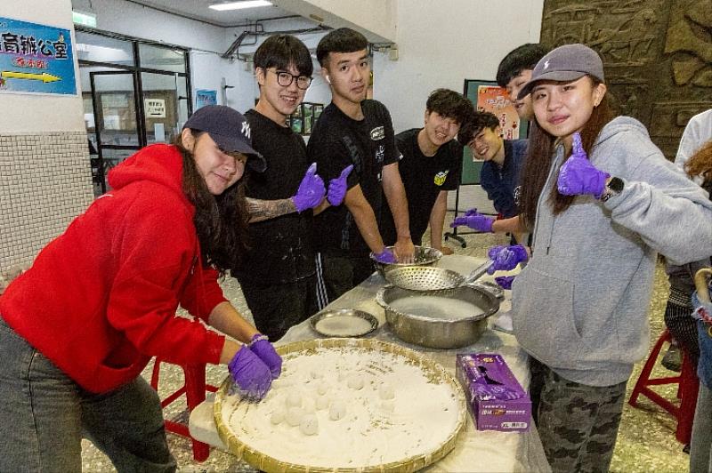 城市大學師生齊聚體驗傳統文化。