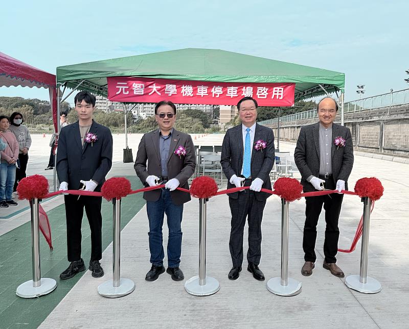 元智大學機車停車場啟用,元智大學廖慶榮校長(右2)、桃園市政府交通局張新福局長(左2)、元智大學徐澤志副校長(右1)學生會會長林祐承(左1)共同剪綵。