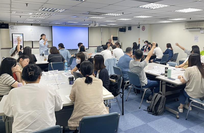 青年就業旗艦計畫說明會中，廠商踴躍提問了解申辦流程。（歷史照片）