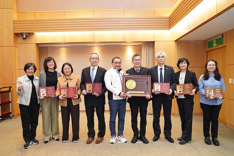 新北市立土城醫院榮獲「2025年第26屆NHQA國家醫療品質獎-區域醫院級智慧醫院全機構標章Smart Hospital」。