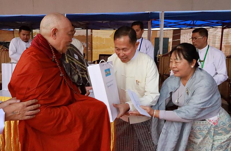 緬甸副總理兼副總司令梭溫副大將賢伉儷（右1、右2）向心道法師（左一）呈遞供養物品。（圖由靈鷲山佛教教團提供）