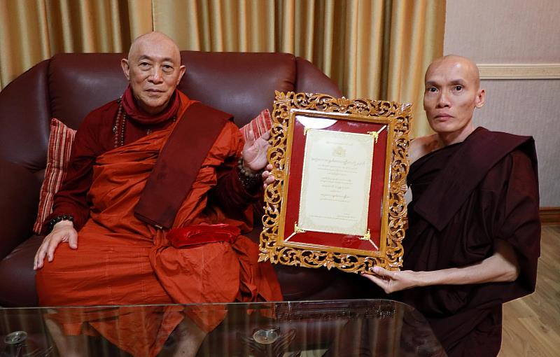 緬甸仰光國際禪修中心烏依麻臘比丘（右）至誠恭賀心道法師（左）榮膺國家最高教育成就獎。（圖由靈鷲山佛教教團提供）