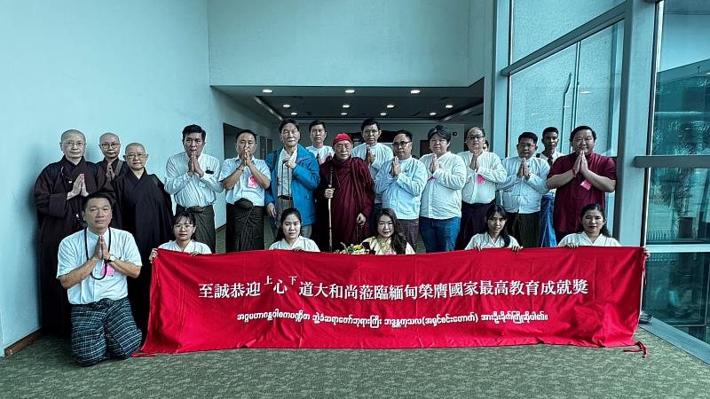 靈鷲山僧俗眾至誠恭迎心道法師蒞臨緬甸，祝賀上師榮獲國家最高教育成就獎。（圖由靈鷲山佛教教團提供）