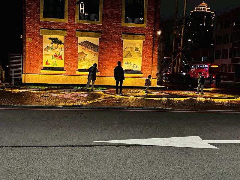 新竹市美術館旁廣場空間，透過地面投影呈現大型RODY圖像。