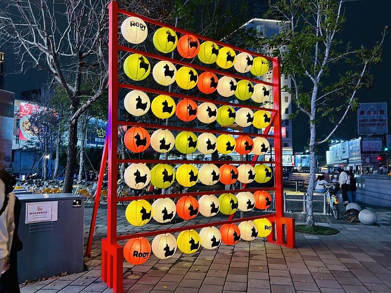 新竹火車站周邊的「RODY跳跳迎新年燈籠牆」。