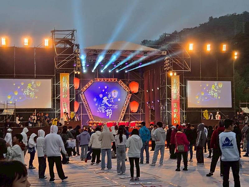 2026新北市平溪天燈節「十分場」於3月3日元宵節盛大登場。活動以「龍馬精神，活力新北」為主題，在十分廣場打造氣勢磅礴的主舞台，結合絢麗的光雕投影秀與精彩藝人表演，吸引海內外數萬名遊客齊聚山城，共同感受傳承百年的溫暖祈福文化。
