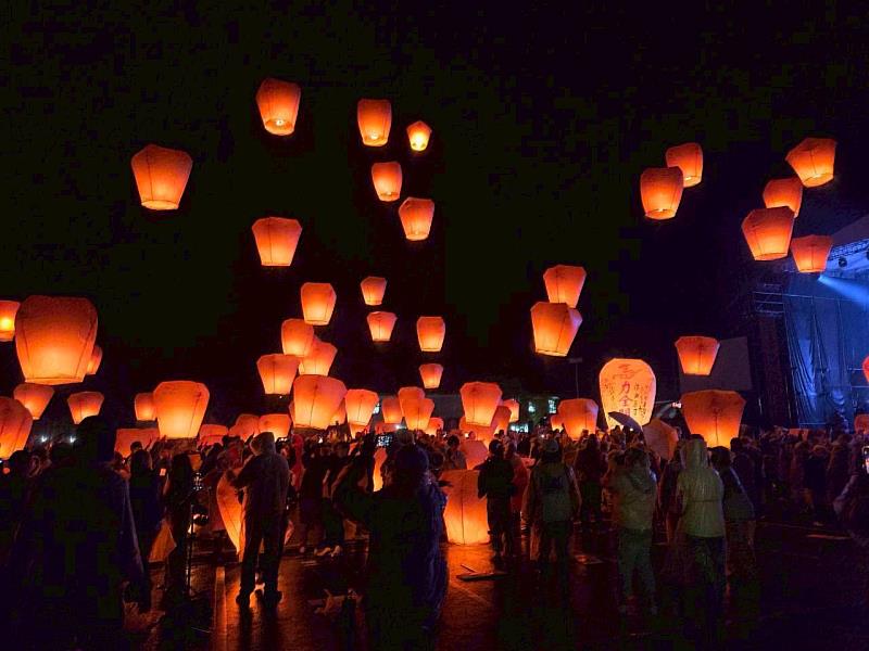 數百盞橙紅燈火在夜色中緩緩升空,點亮平溪山城的寂靜夜幕。儘管山區伴隨輕微細雨,仍不減民眾熱情,遊客在天燈紙上寫下對馬年的美好憧憬與祝福。萬燈齊發的震撼視覺景觀,不僅展現台灣節慶魅力,也向世界傳遞希望與平安的訊息。