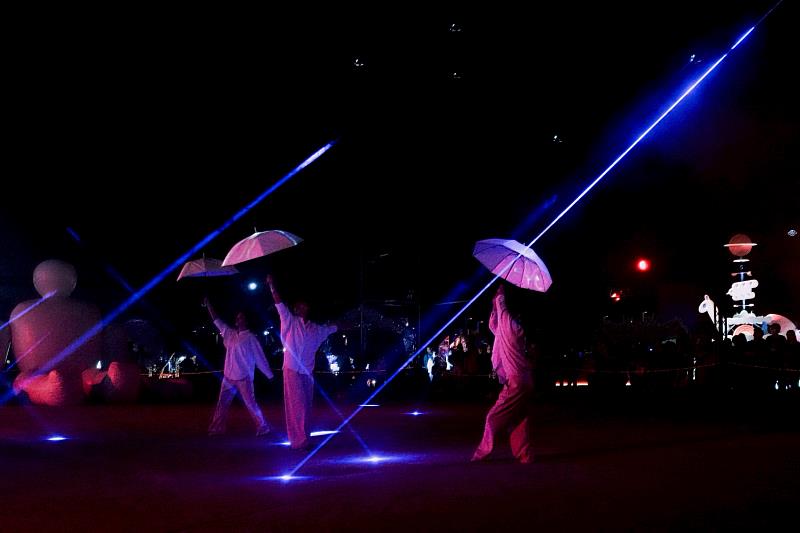 馬格努斯周圍的光仙子們（16台雷射無人機群飛）看到了美麗的花仙子，紛紛發出光束與花仙子互動嬉戲。