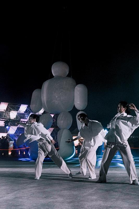 地球上的花仙子們發現馬格努斯，親切與他問候嬉戲共舞。