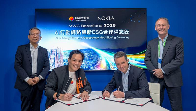 台灣大與諾基亞簽署「AI行動網路與新ESG合作備忘錄」，將深度結合AI技術，從能源（Energy）、安全（Security）及地緣策略（Geostrategy）3大面向，建構具備高度韌性與永續性的「ESG 2.0」行動網路。（圖左至右：台灣大系統設計處處長柯正義、台灣大總經理林之晨、諾基亞總裁暨執行長Justin Hotard、諾基亞全球業務和客戶營運事業群亞太區負責人Andrew Cope）