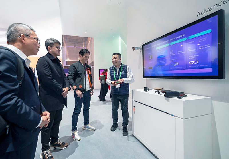 台灣大經營團隊於MWC 2026參訪諾基亞展區，交流行動網路與智慧網路發展趨勢。