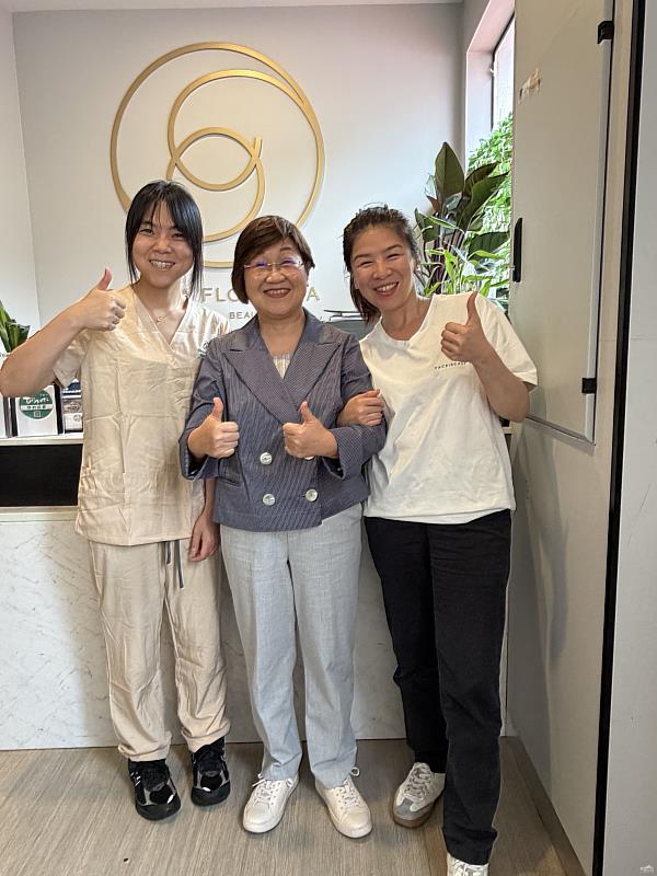 徐佳青參訪i僑卡特約商店Orenda Float Spa。