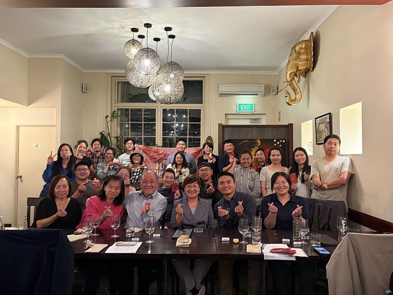 徐佳青主持塔州僑務座談會。