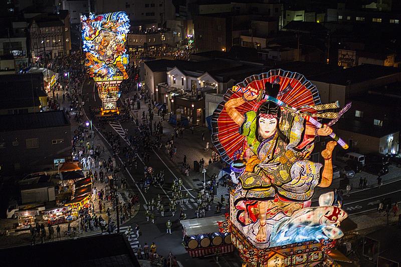 除了青森睡魔祭,五所川原市的「立佞武多」亦十分具有吸引力。其高逾20公尺、重約數十噸的巨型燈籠與人群穿梭在日本市區街頭,帶給觀眾們強烈的視覺震撼。圖/Amazing Aomori
