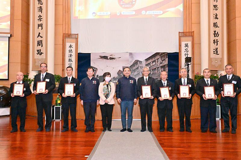 市長致贈慈濟基金會代表感謝狀。