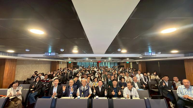 與會貴賓於講座結束後合影留念,共同見證大師講座圓滿成功。