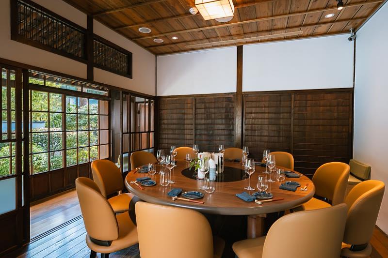 樂埔町日式包廂空間，溫潤木質氛圍提供極致私密的用餐體驗。