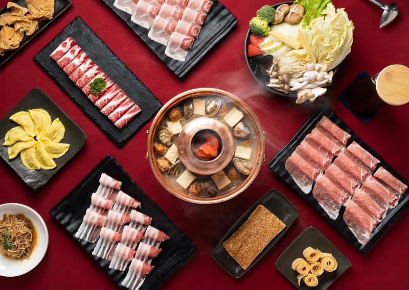 酸民拾味招牌酸菜白肉鍋，熱氣騰騰的眷村滋味象徵開工「補財庫」的好兆頭。