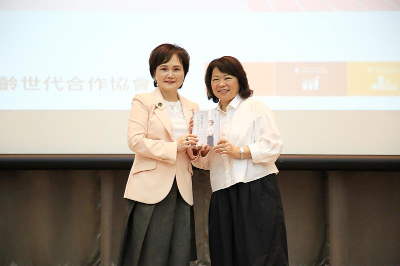 沈春華主播致贈市長簽名書。