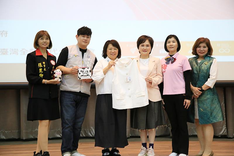 黃敏惠市長致贈伴手禮。